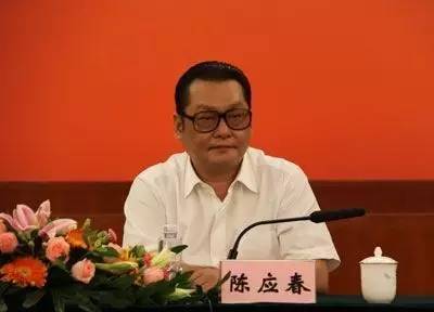 ｜點評｜ 有媒體梳理出，去年10月在家墜亡的國信證券原總裁陳鴻橋，其任職經(jīng)歷與陳應(yīng)春多有交集。2011年，因受賄罪獲刑7年的深圳市金融辦原主任李林，其任職期間的直接上司正是陳應(yīng)春。但目前并無消息顯示，這些事件存在直接關(guān)聯(lián)。